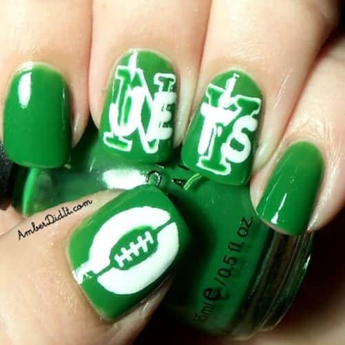 Here's a curated list of 15 football nail art design tutorials you will fall in love with. They're easy and super fun to do when celebrating football season and the Super Bowl.