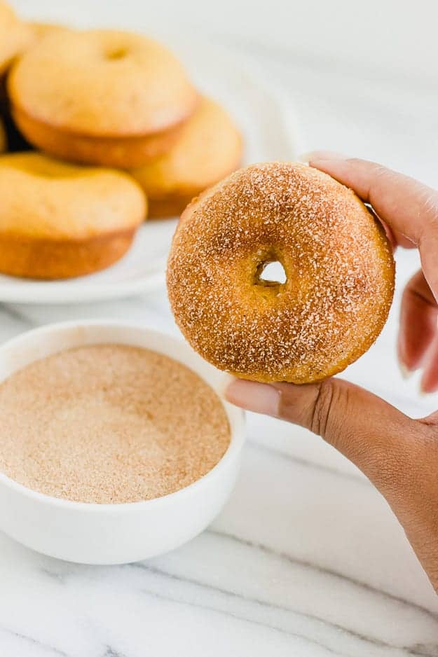 Baked Pumpkin Spice Donuts -- quick and easy recipe that's light, fluffy and full of pumpkin flavor! Perfect for a cozy fall morning or pair with ice cream for a night time dessert.