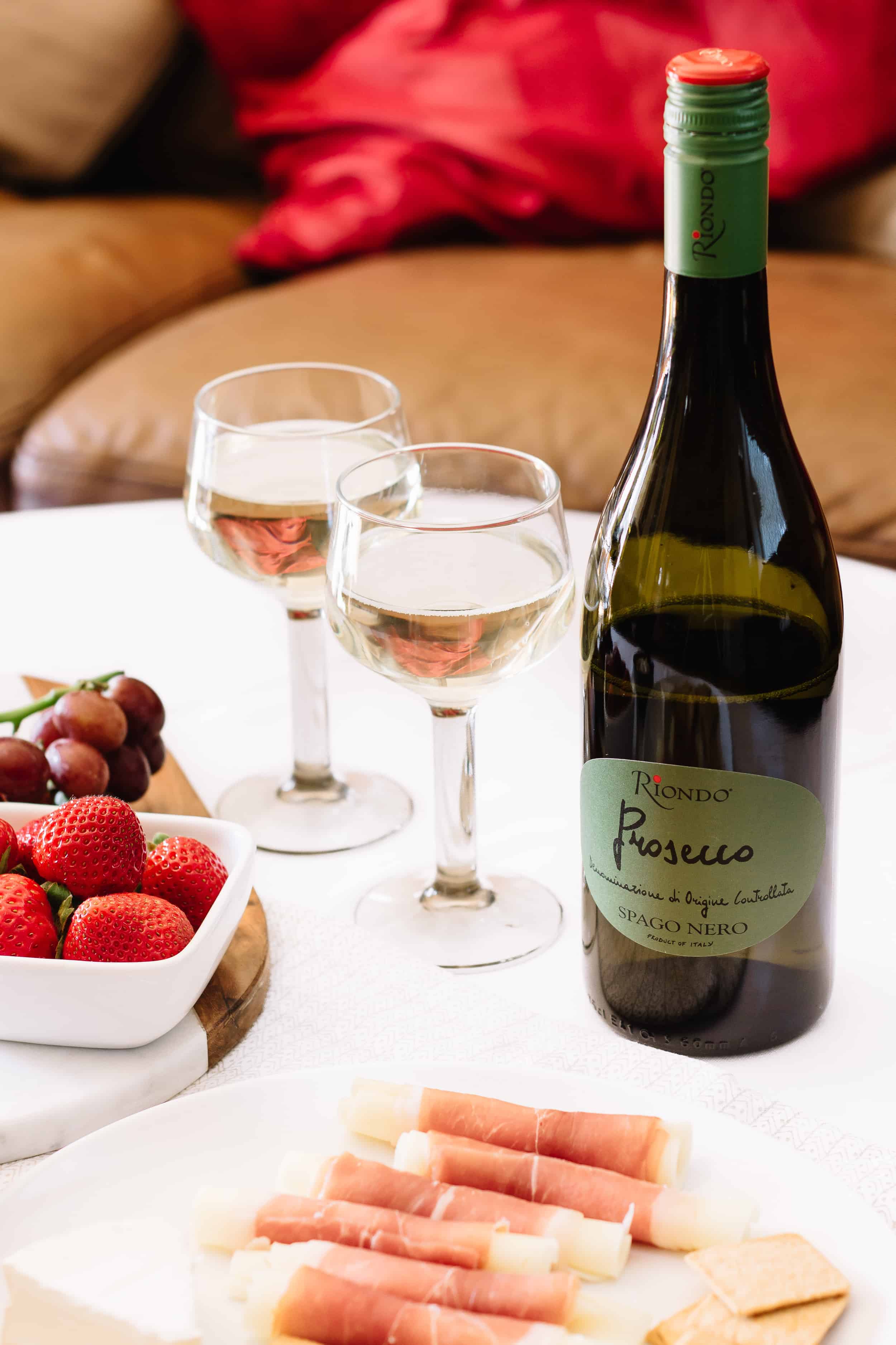 Create your own happy hour at home and enjoy great wine and food alone or with friends. Here are 4 Simple Tips for Hosting Happy Hour at Home. // #RiondoProsecco #ItalianForsummer #ad