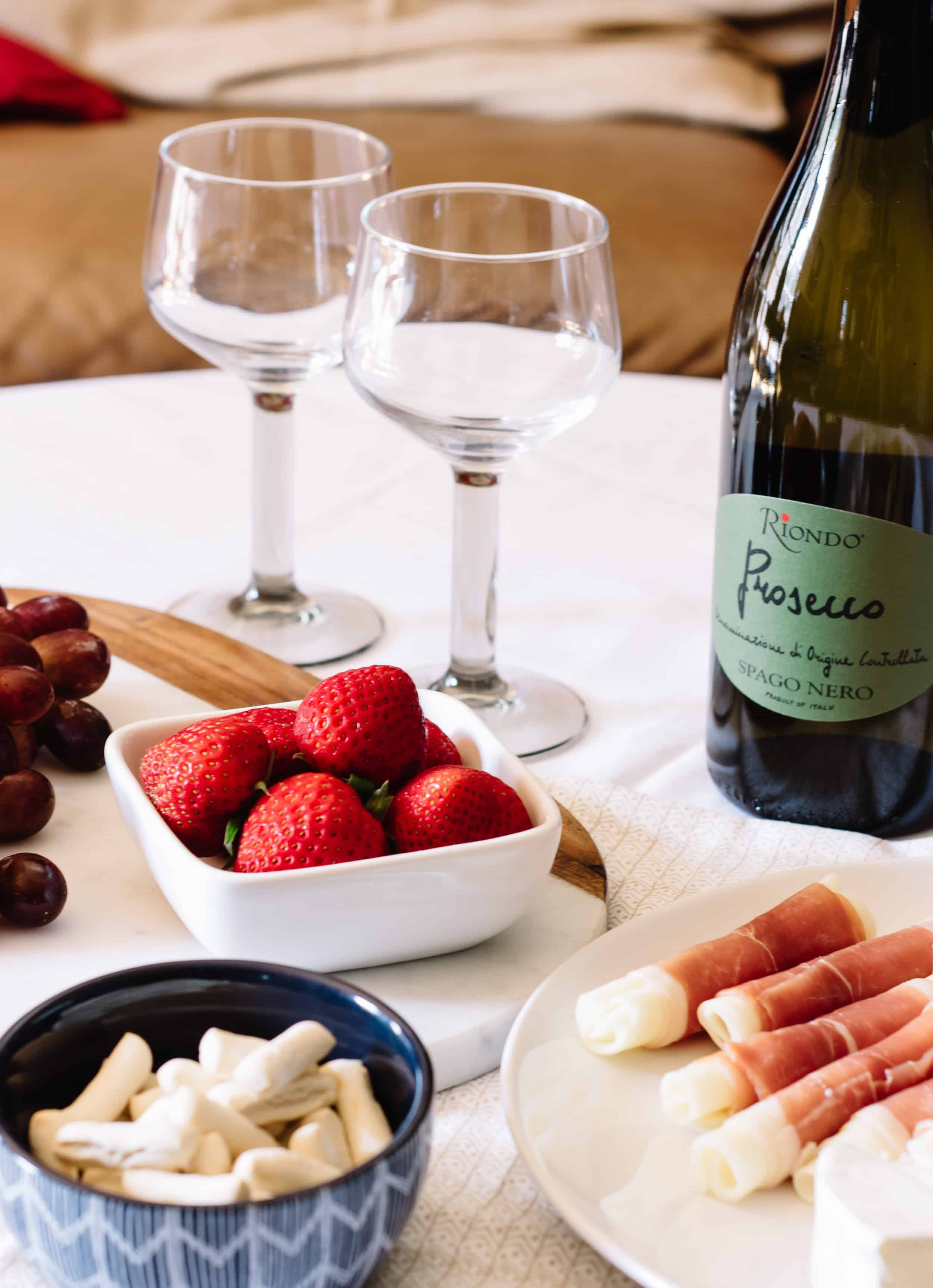 Create your own happy hour at home and enjoy great wine and food alone or with friends. Here are 4 Simple Tips for Hosting Happy Hour at Home. // #RiondoProsecco #ItalianForsummer #ad