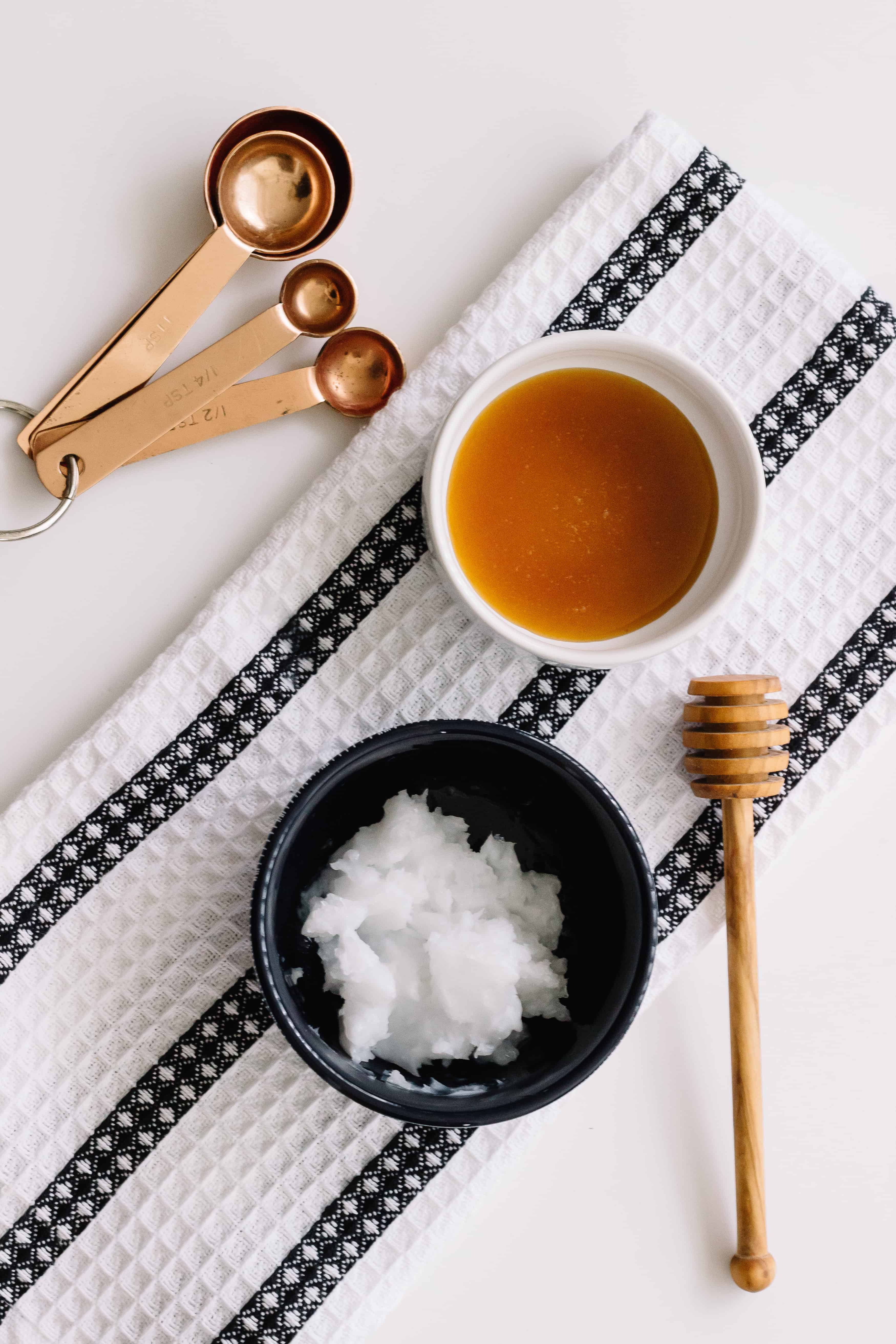 A diy coconut oil and honey hair mask that is so easy to make. A must try for those with dry, damaged hair. It will make your hair soft, shiny, and smooth, but will also help it grow. (Click here for the homemade recipe!)