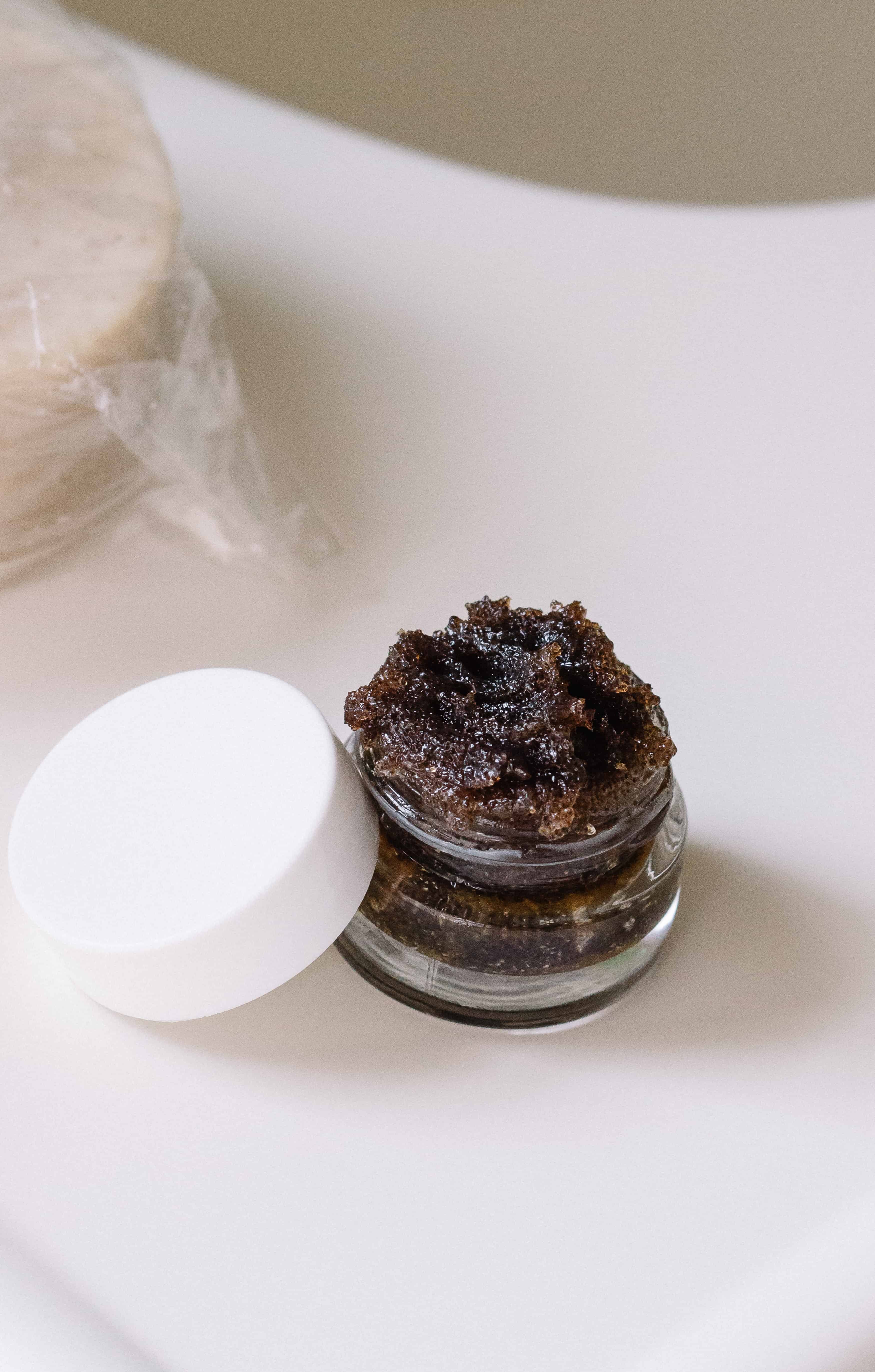 A 5-minute diy cocoa lip sugar scrub that is so easy to make. It’s the perfect exfoliator for dry lips this winter season being that chocolate is rich in antioxidants. (Click here for the homemade recipe!)