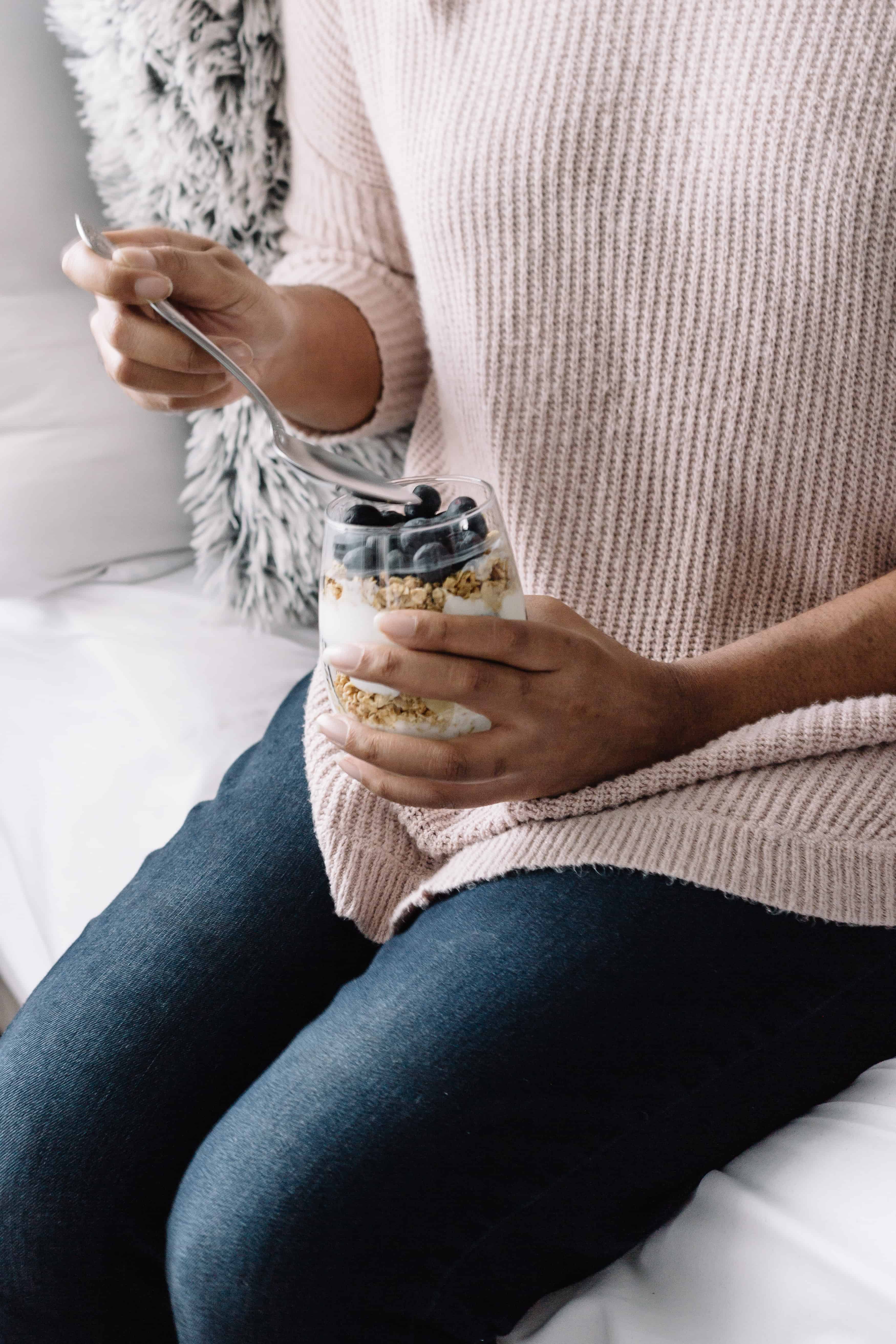 This Blueberry Yogurt Parfait is the perfect #blueberrybreak to enjoy when the holiday season is bringing you a lot of stress. I mean seriously….how can you go wrong when you have a snack that looks like this? // #sponsored @BlueberryLife @SIMPLY