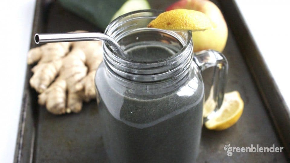 activated-charcoal-lemonade-detox smoothie green blender