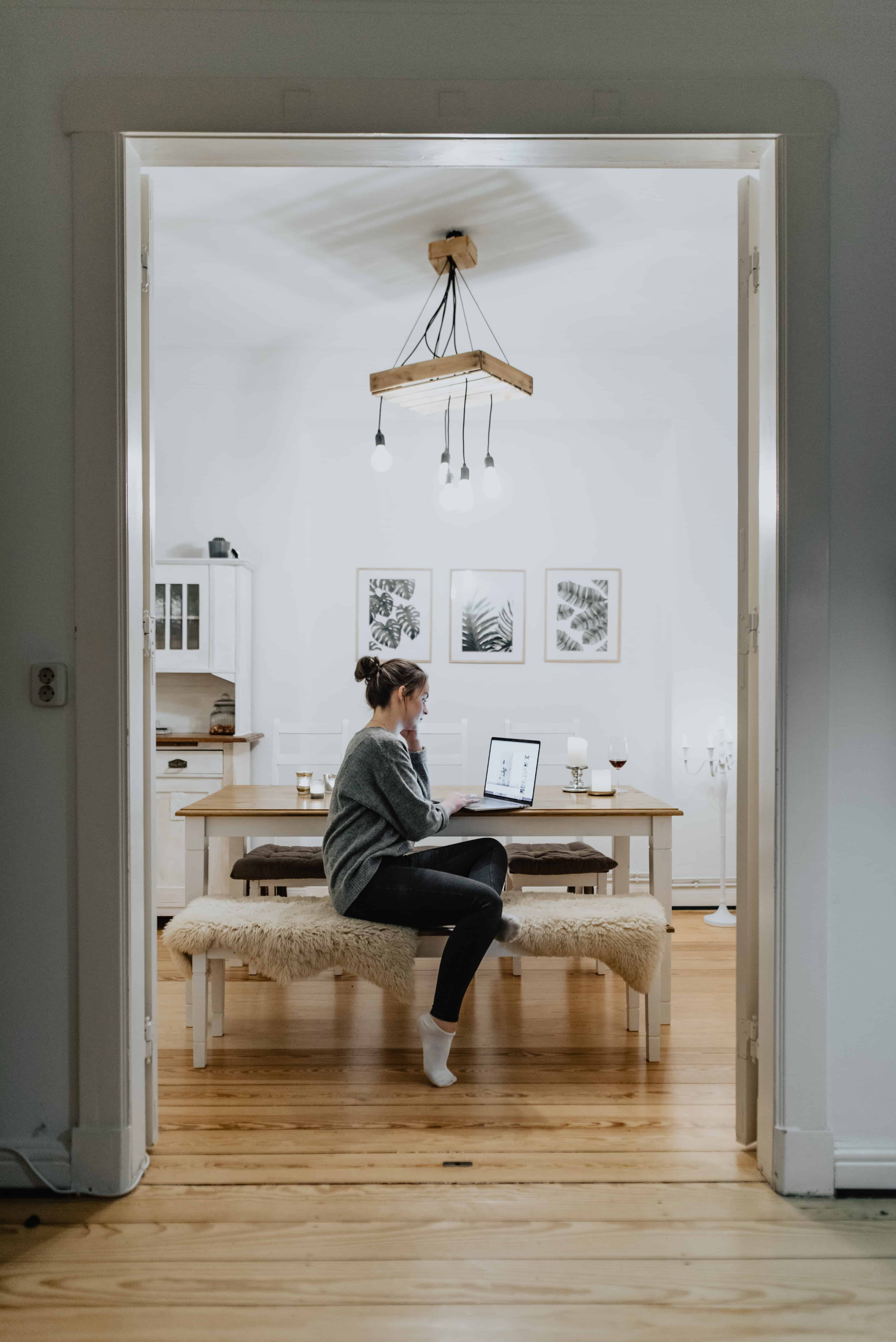 minimalist entrepreneur work at home
