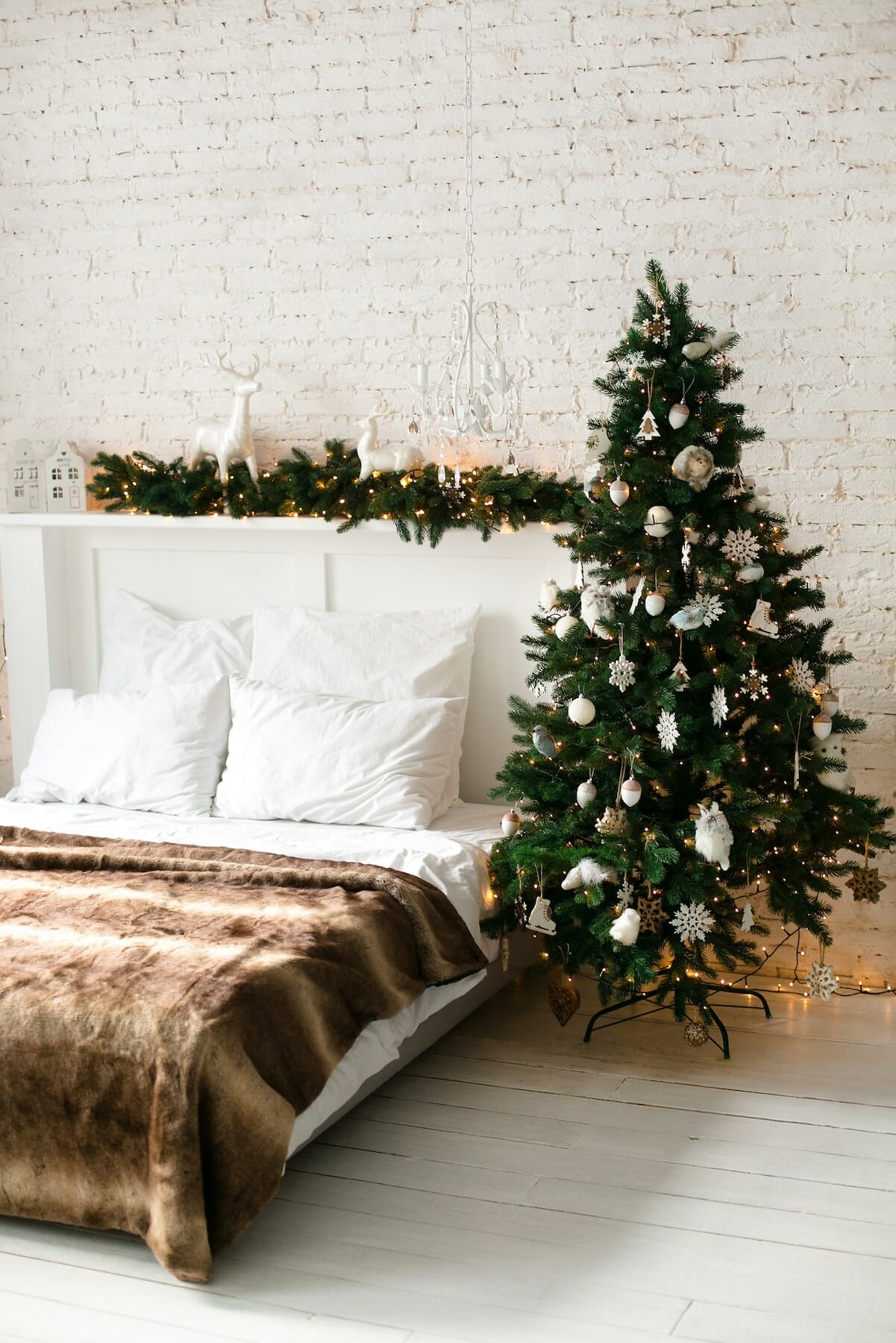12 Best Neutral Christmas Decor Ideas That Are Cute & Cozy